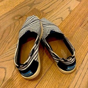 Size 7.5 W TOMS, navy and white Striped